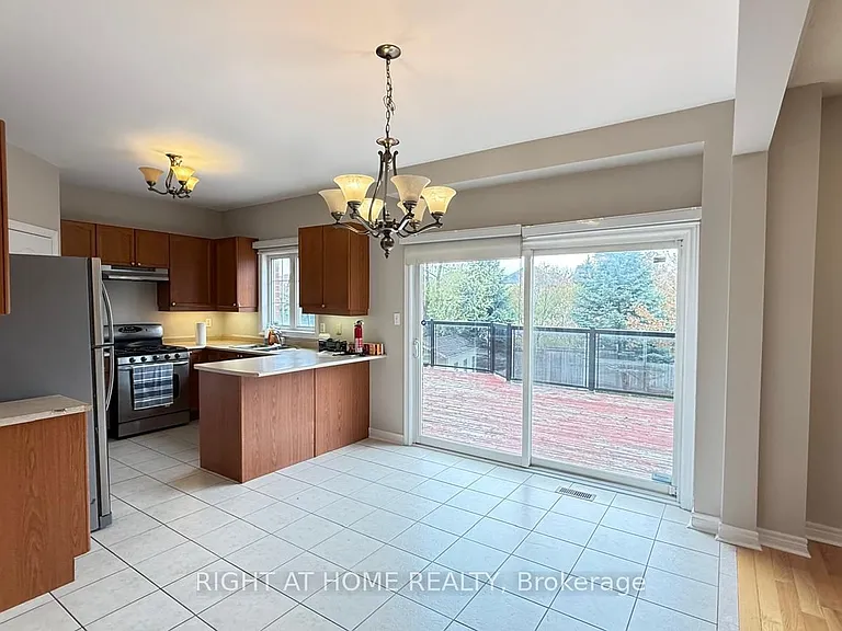 28 Laurentide Cres — Photo 10