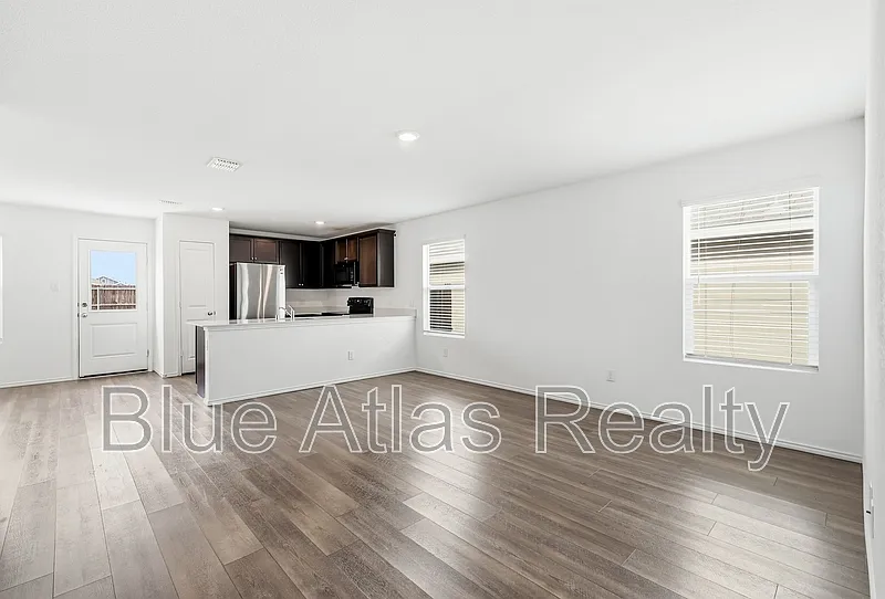 3 bed, 2.0 bath, 1260 sqft, $1,795 — Photo 2