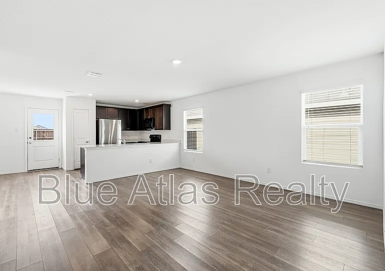 510 Olmstead Dr — Photo 2