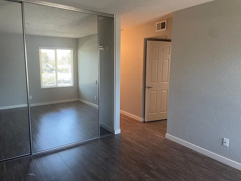 River House Apartments — Photo 56