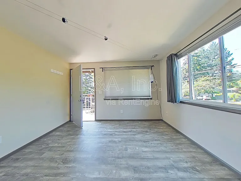 1637 NW Kings Blvd — Photo 2