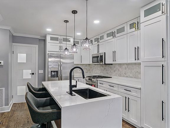 3rd image of 5218 Avenue