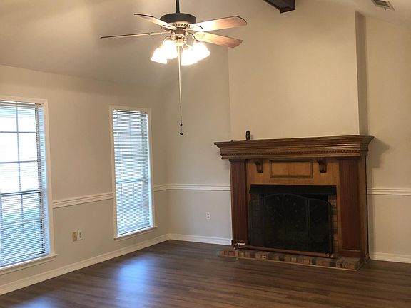 Living Room / Gas fireplace