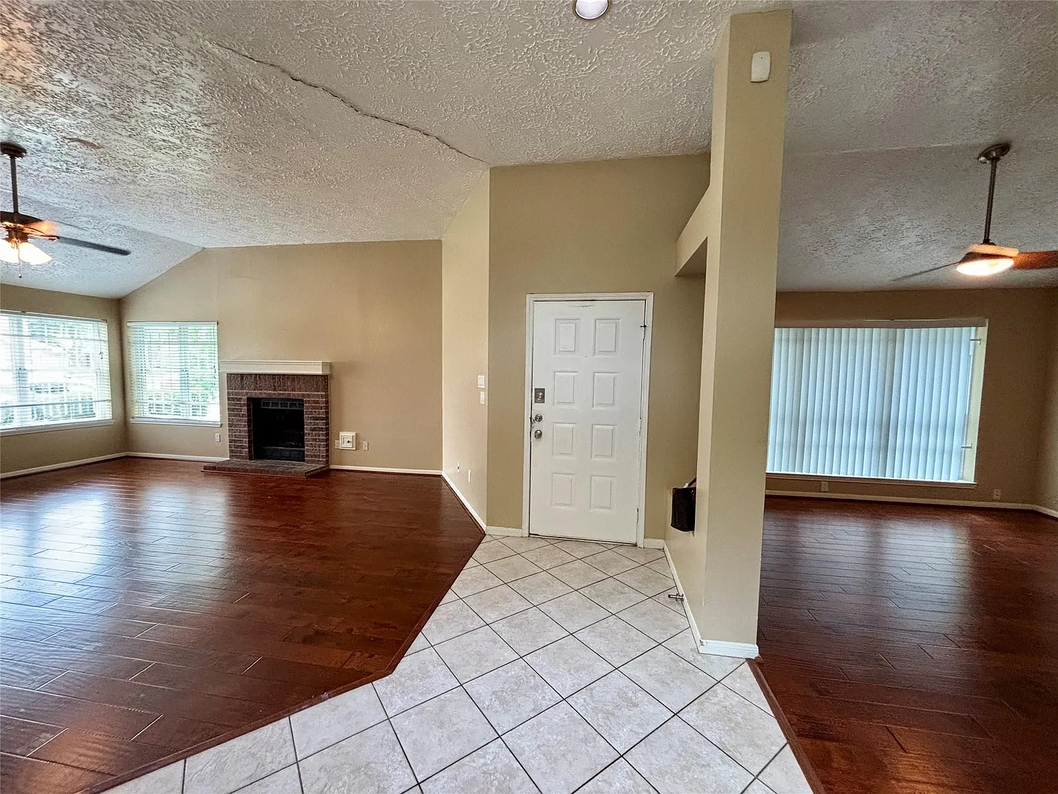 3 bed, 2.5 bath, 1920 sqft, $2,000 — Photo 2