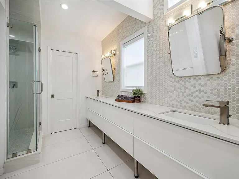 9769 Oak Point Dr — Photo 17