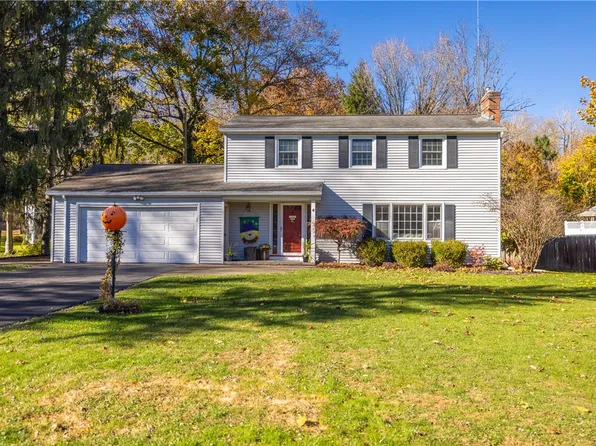 4 Cottonwood Ln, Pittsford, NY 14534