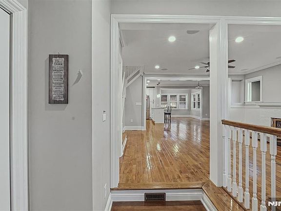 3rd image of 198 Preston St
