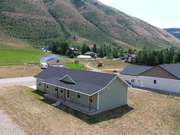 3rd image of 302 Honeybee Ln