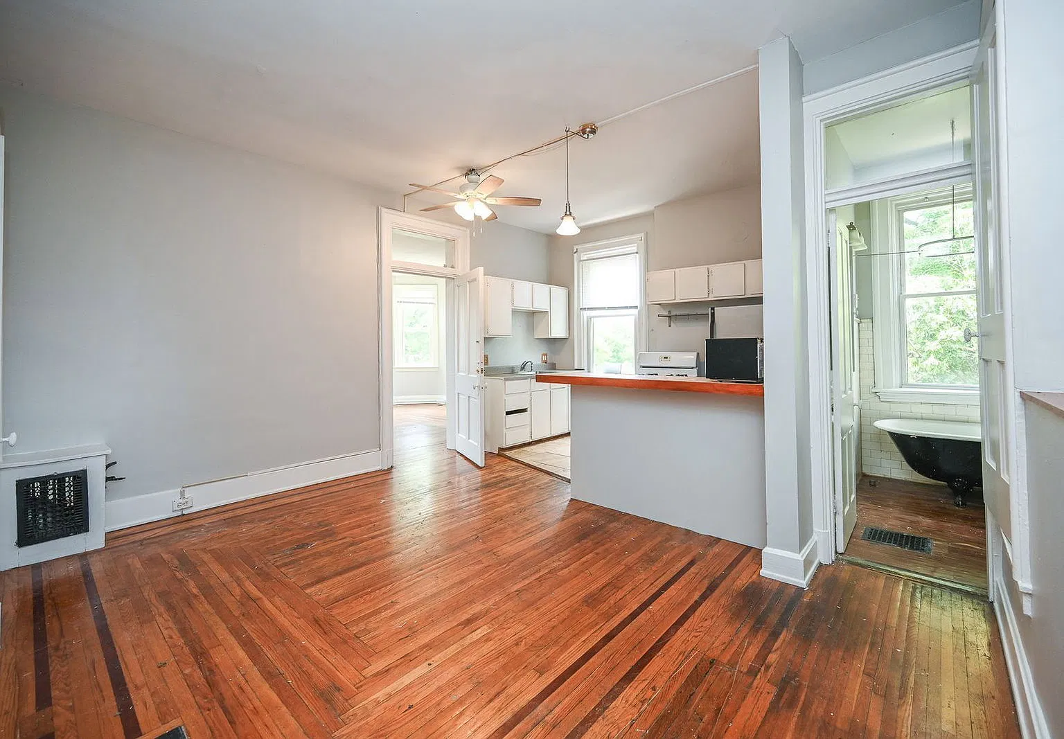 3 bed, 1.5 bath, 1551 sqft, $1,999 — Photo 2