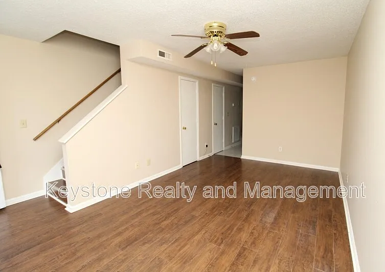 119 Hickory Trce #4 — Photo 2