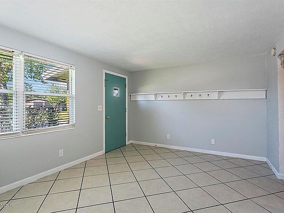 3rd image of 180 Parkwood Dr W