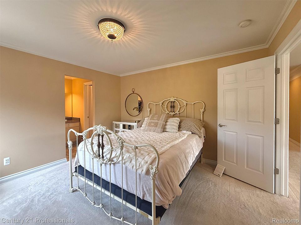 916 Majestic, photo 16
