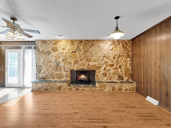 5th image of 2114 Karen Ln