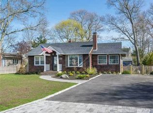 215 Old Neck Rd, Center Moriches, NY 11934