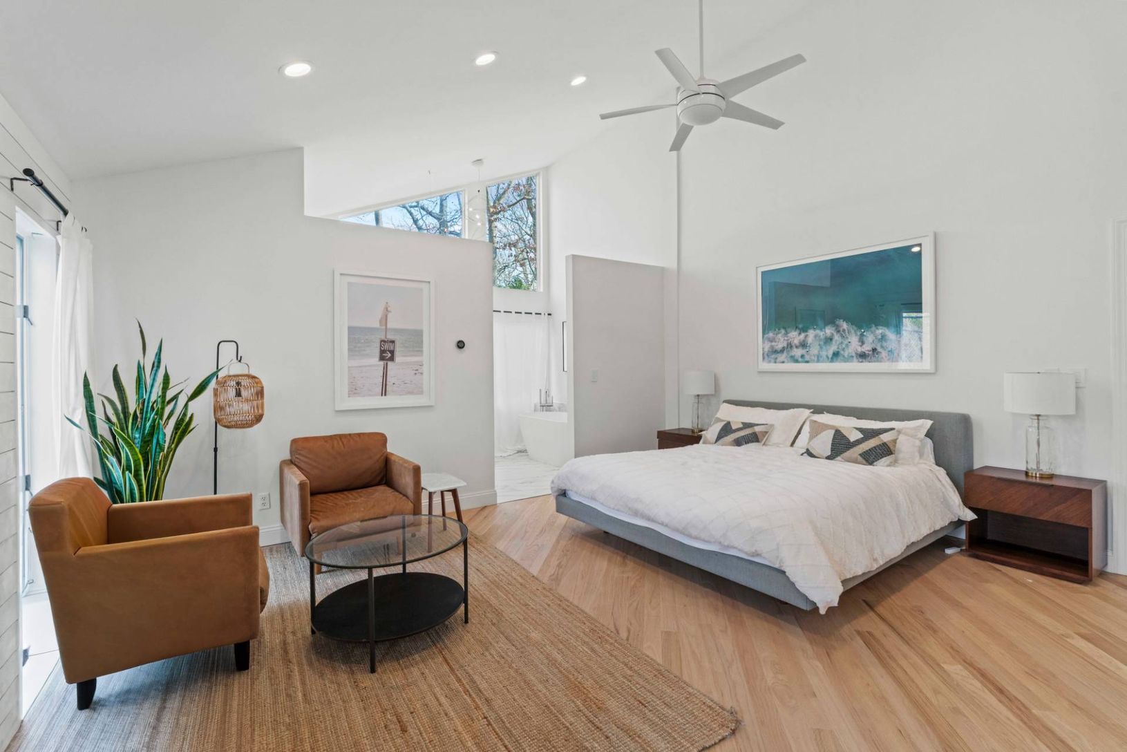 Convenient Primary 1st floor ensuite bed w resort style bath