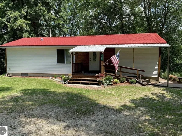 6324 River St, Riverdale, MI 48877