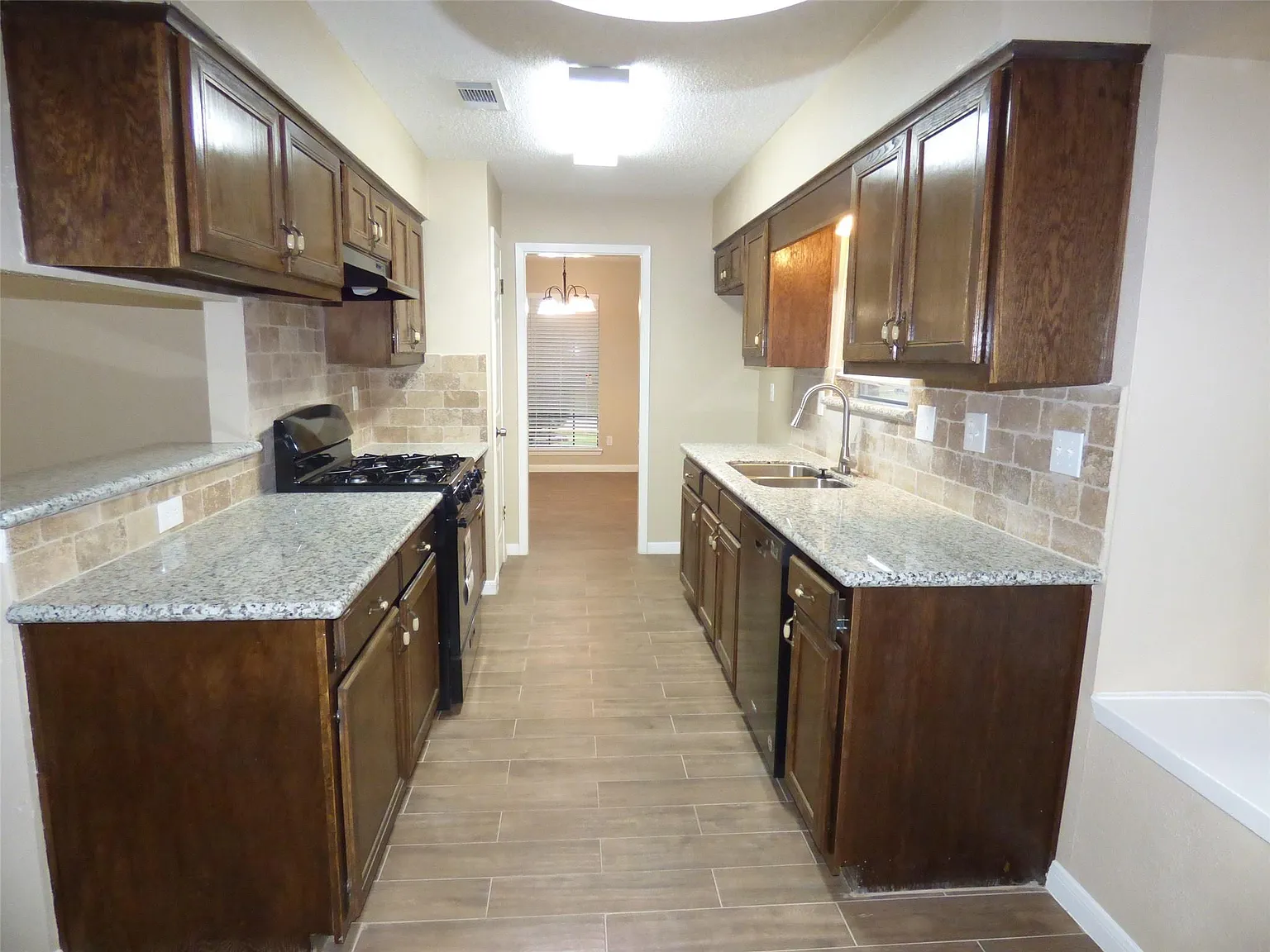 4 bed, 2.0 bath, 1807 sqft, $2,100 — Photo 3