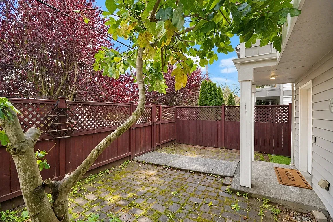 3 bed, 2.5 bath, 1390 sqft, $2,100 — Photo 2