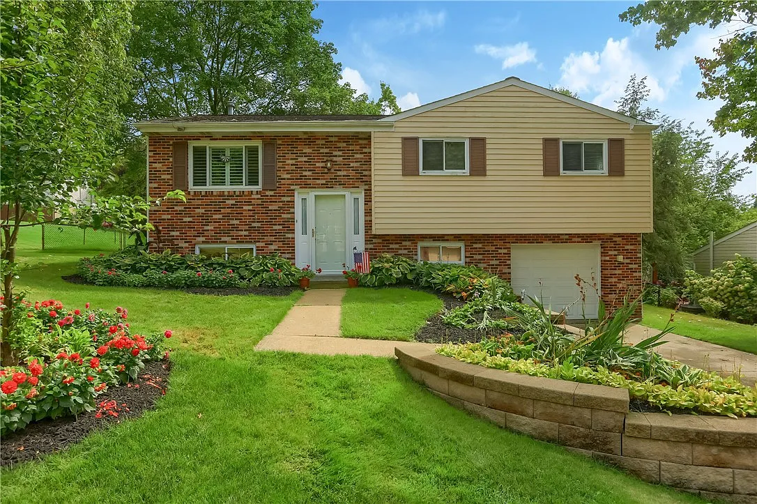 327 Mohican Ave photo 1