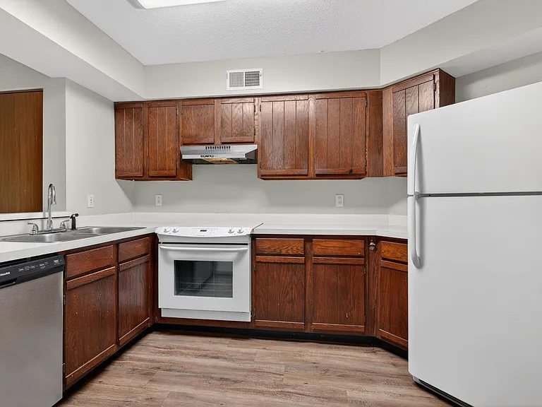 Woodhue Apartments — Photo 34