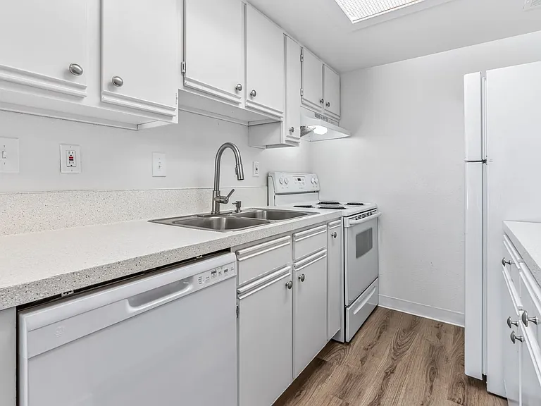 Hilton Street Apartments — Photo 43