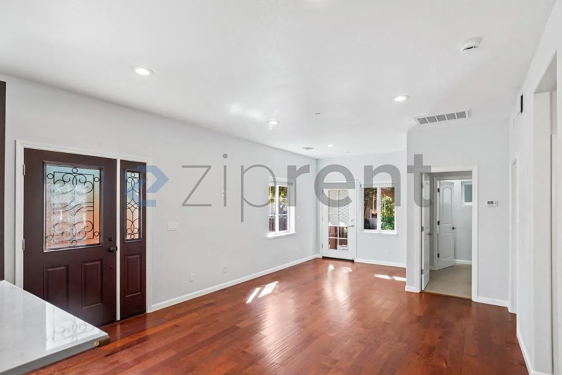 2 bed, 1.5 bath, 1000 sqft, $3,806 — Photo 2