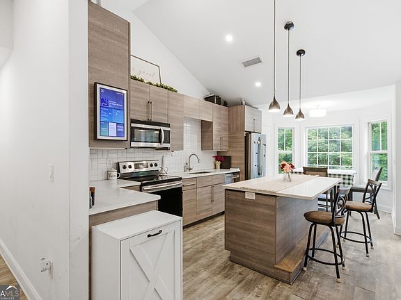 3rd image of 556 Redbud Ln