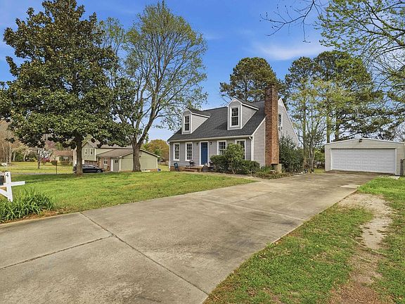 3rd image of 4 Woodbend Ct