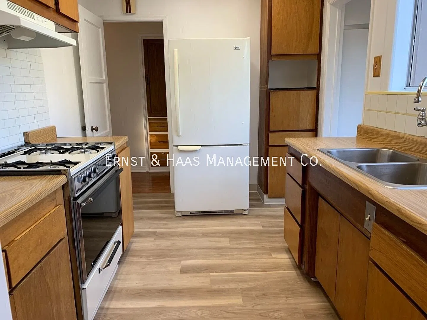 Lovely 2-Bedroom Lakewood Home with Large Den! — Photo 4