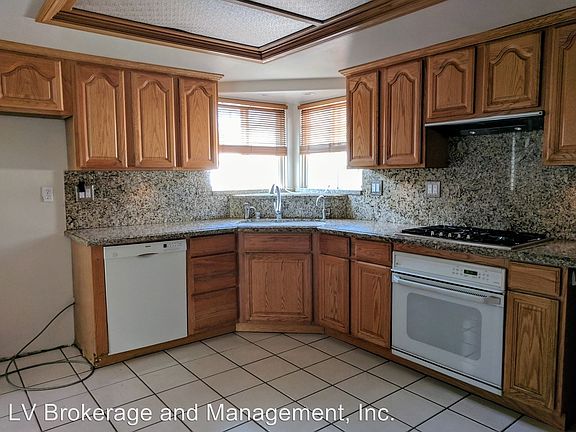4th image of 4709 Hackett Ave