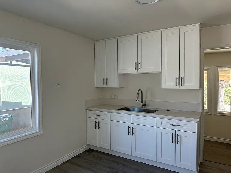 1098 W Nicolet St — Photo 3