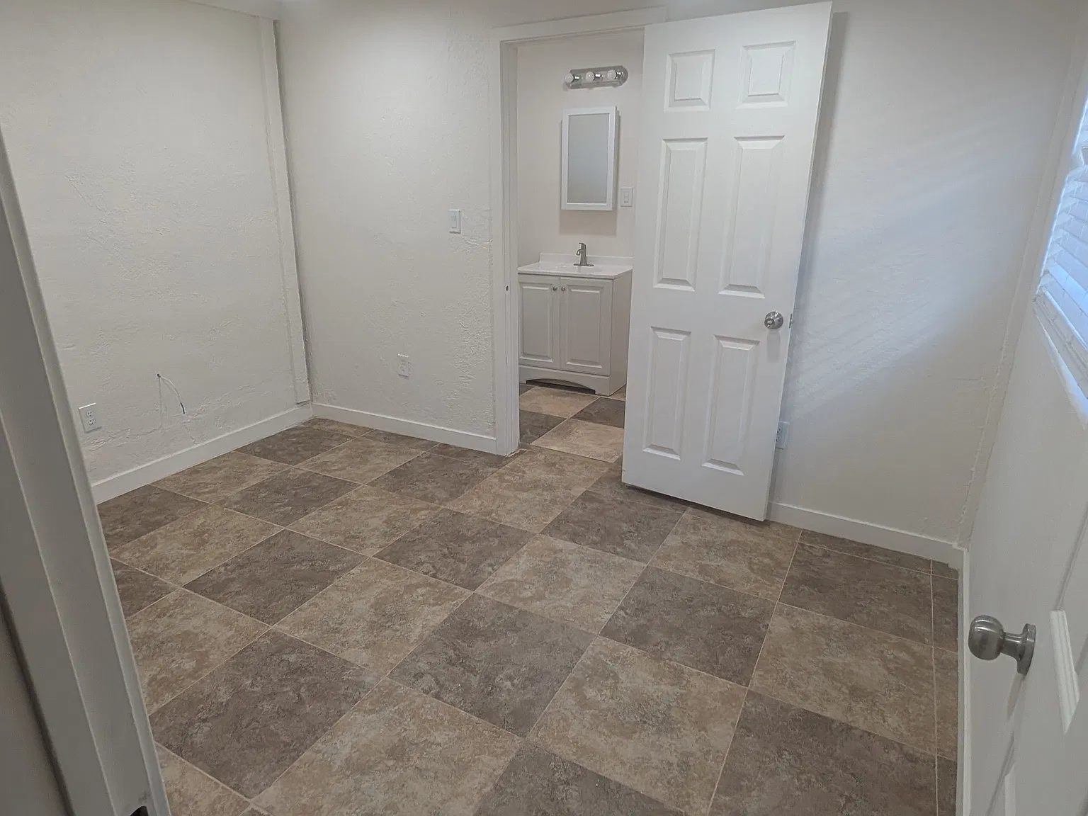 1 bed, 350 sqft, $1,000 — Photo 2