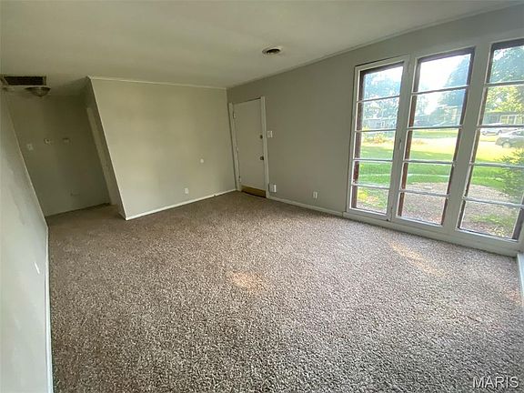 3rd image of 34 Saint Laurence Dr