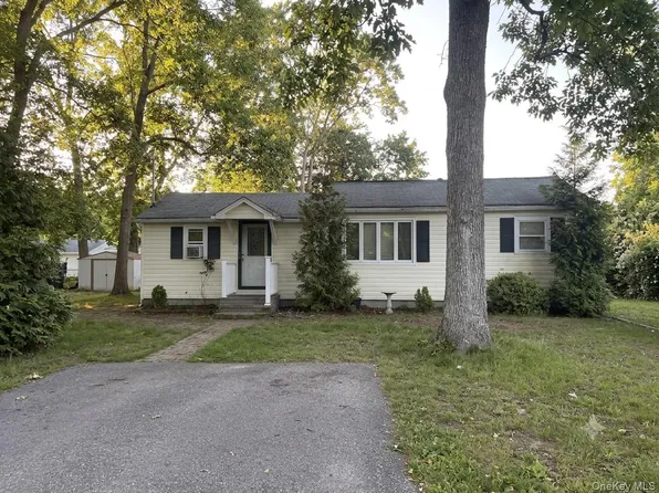 33 Elm Road E, Mastic Beach, NY 11951