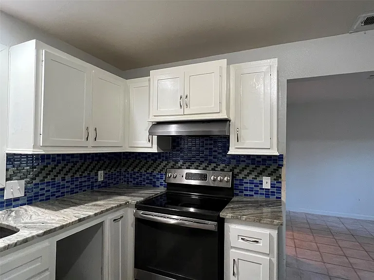 553 Roanoke Dr — Photo 4