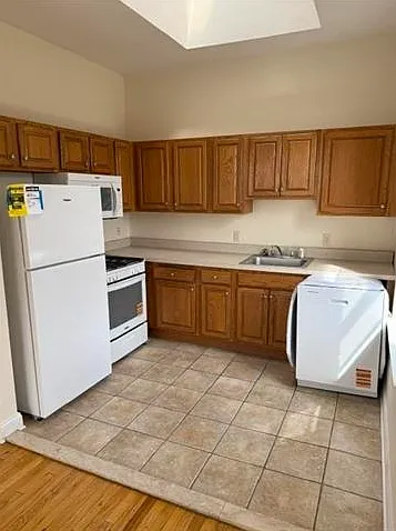 3 bed, 1000 sqft, $2,400 — Photo 2