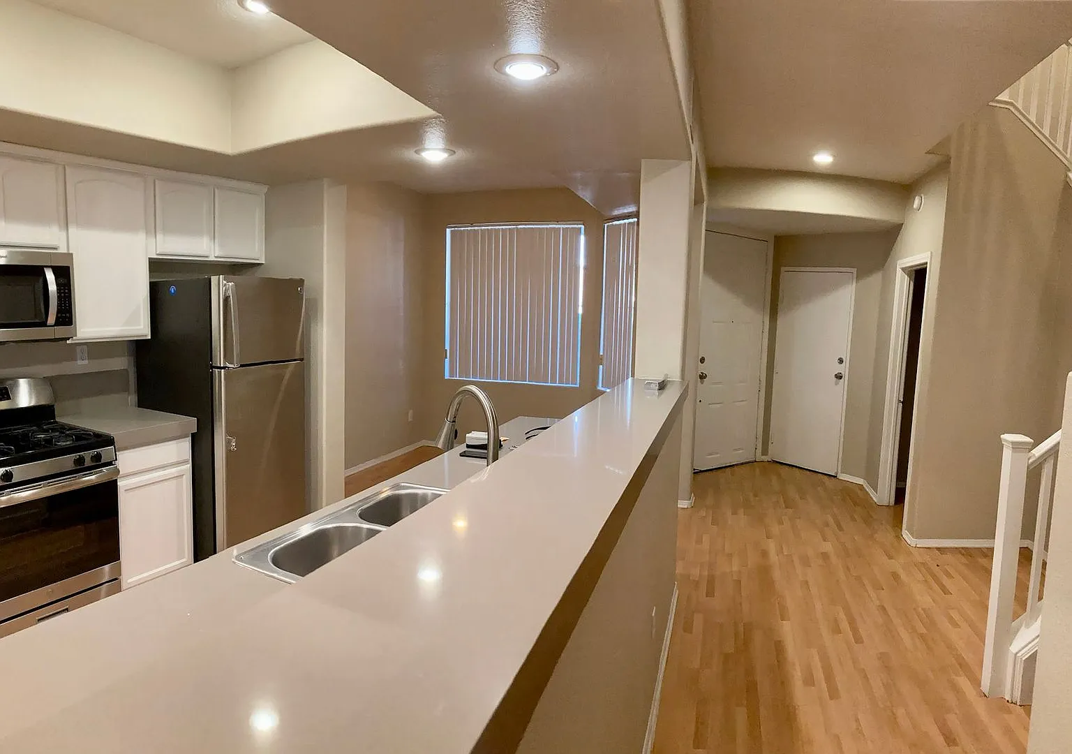 Move In Bonus !! Stunning Beautiful 3bd/2.5ba W/ Den Area Condo/Townhome Located In Summerlin — Photo 3