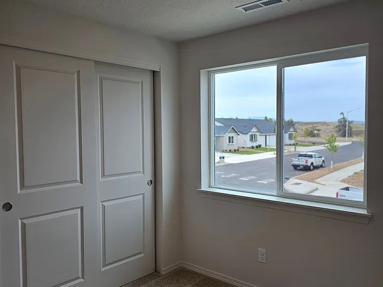 936 SE Starview Ave — Photo 6