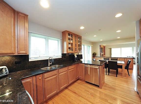 3rd image of 775 Castlewood Ln