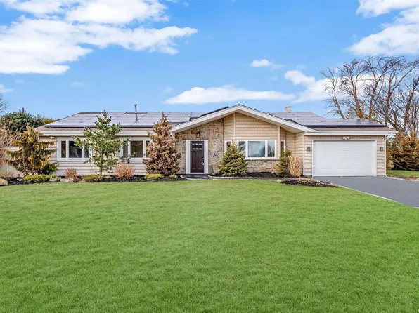 5 Lagoon Drive, Copiague, NY 11726