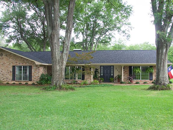Top curb appeal! 