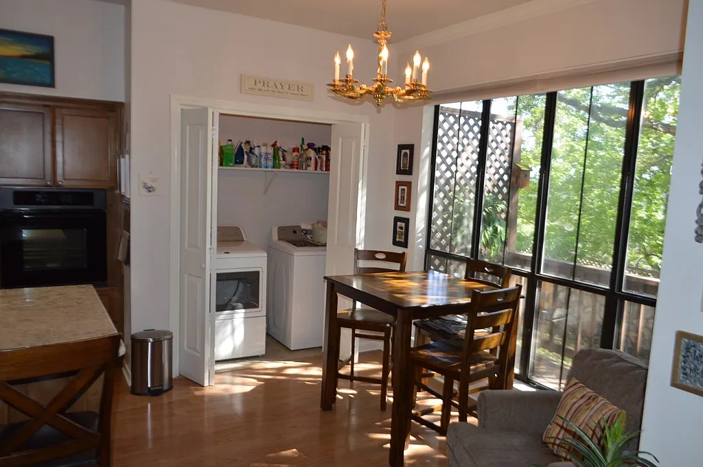 2 bed, 2.0 bath, 1208 sqft, $2,100 — Photo 2