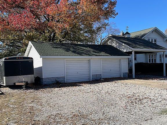 2 car garage w/lg carport