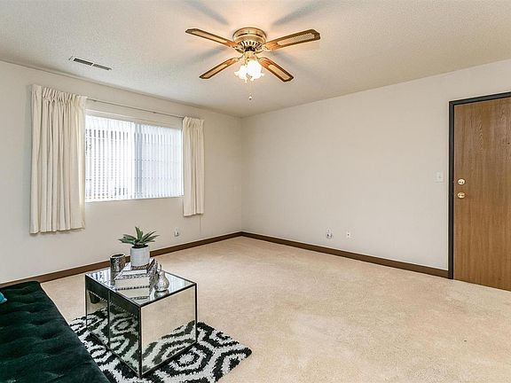 4th image of 930A Boston Way #1