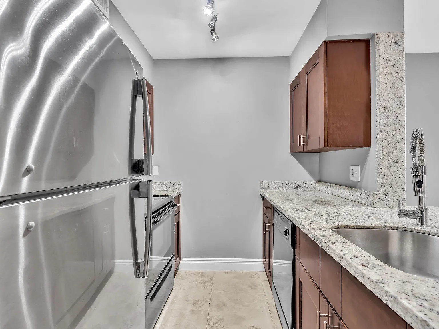 2811 N Oakland Forest Dr — Photo 3