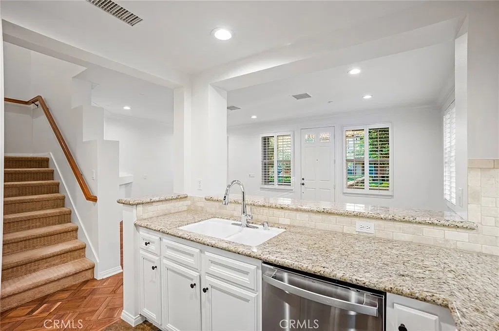 3 bed, 2.5 bath, 1416 sqft, $5,000 — Photo 4