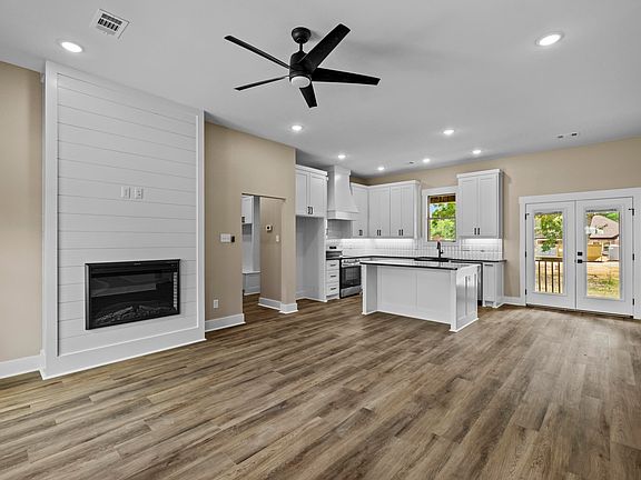 5th image of 103 Bradford Dr