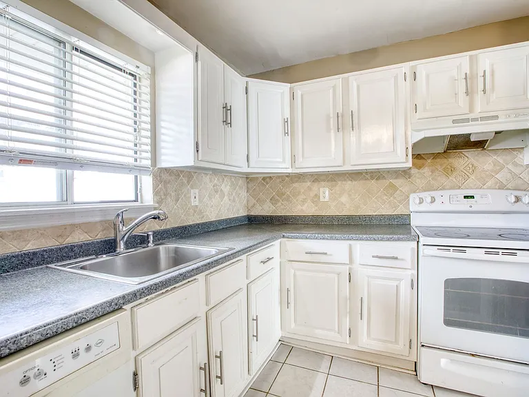 15 Renwick St #2 — Photo 2