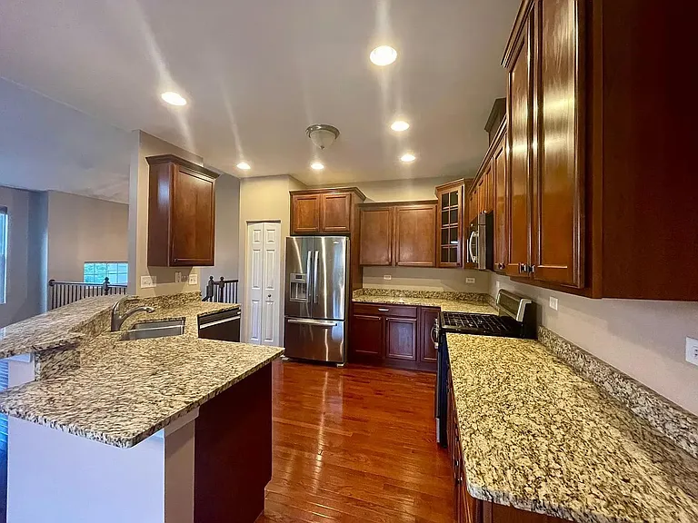 526 Grosvenor Ln — Photo 8