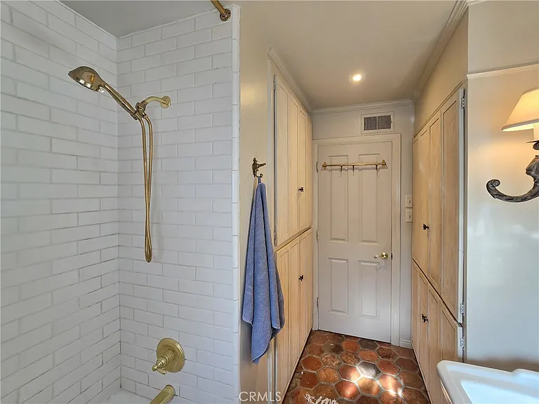761 W 11th St — Photo 23